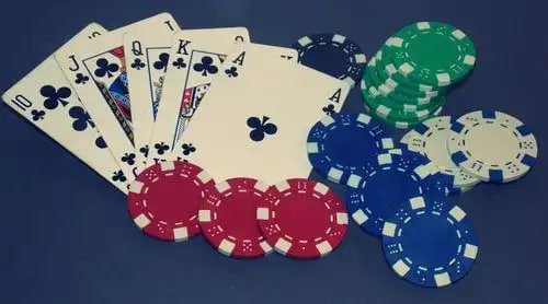 Antarmuka aplikasi sanguinius di layar mobile Android dan iOS menampilkan pasar football Liga 1 dan meja blackjack live